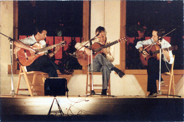 Mario Escudero, John y Paco Peña